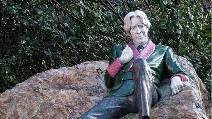Statue von Oscar Wilde im Park
